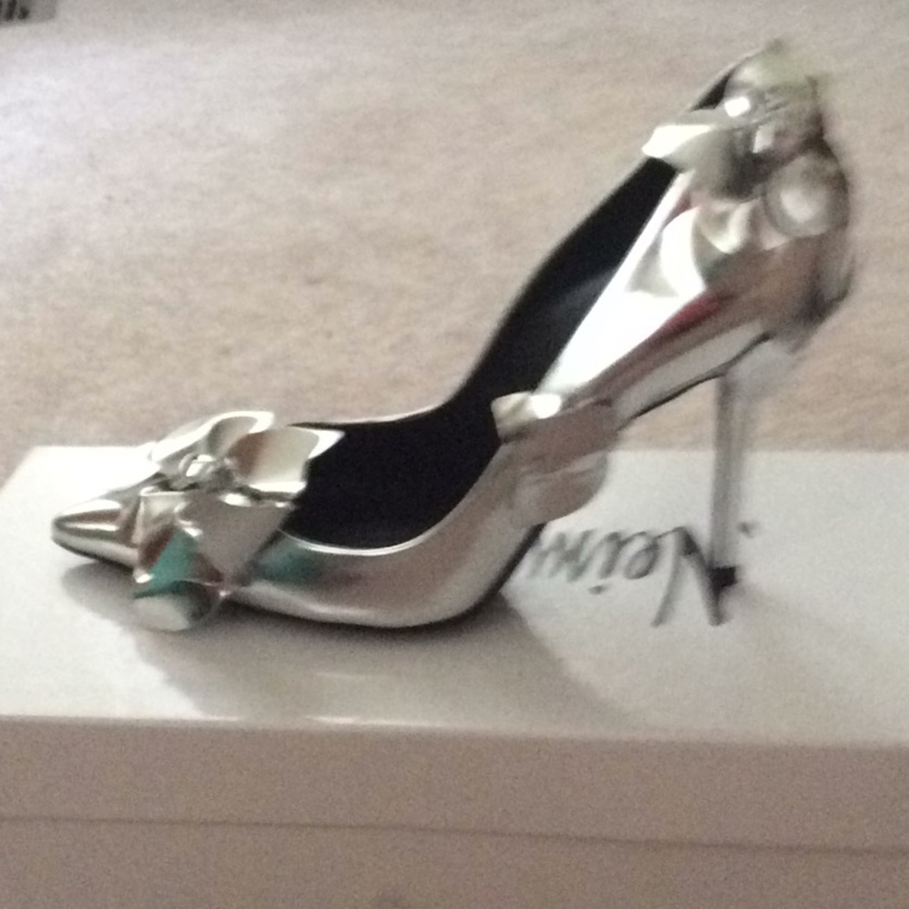 Elegant Roger Vivier evening pumps
Brand new